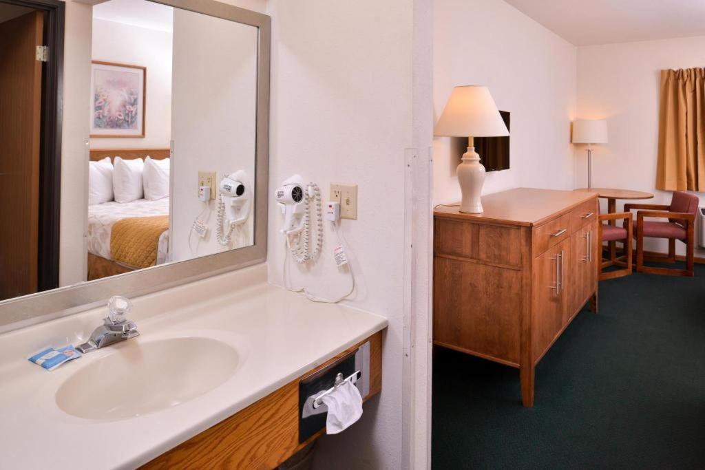 Americas Best Value Inn Missouri Valley Exterior photo
